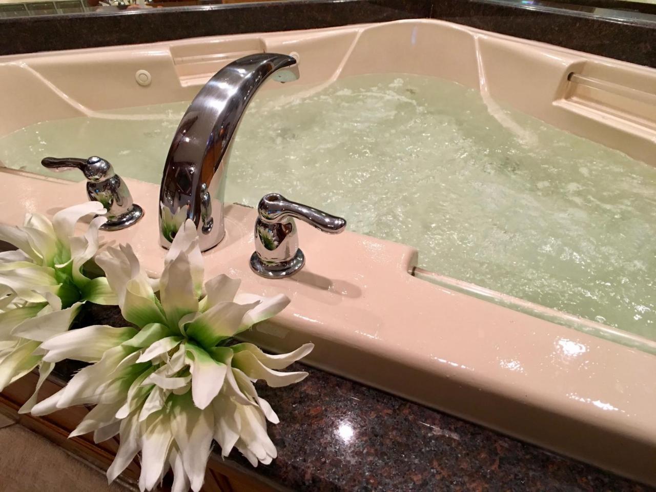 Sybaris Pool Suites Downers Grove - Adults Only Даунерс-Гроув Екстер'єр фото
